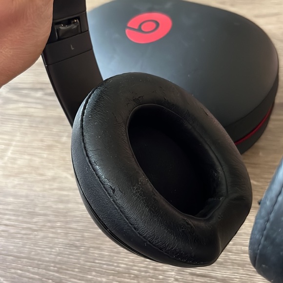Beats Studio Wireless Headphones - Picture 2 of 3